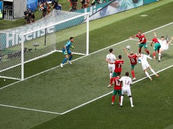 Ronaldo membuat gol keempatnya di laga ini meneruskan umpan tendangan sudut. REUTERS/Christian Hartmann.