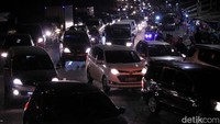 Kepadatan arus lalu lintas terjadi mulai dari Lingkar Nagreg menjelang masuk ke jalan arteri akibat ada penyempitan jalur.
