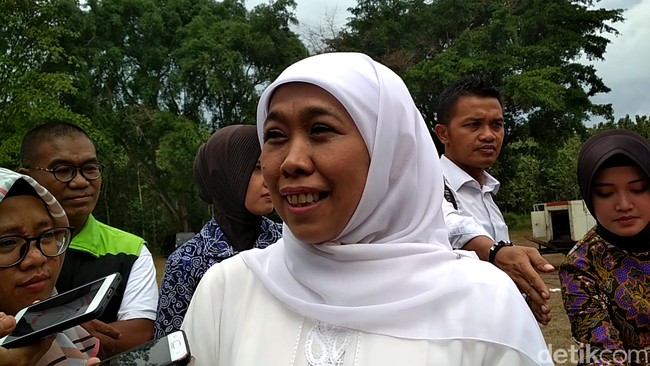Khofifah Indar Parawansa, calon gubernur Jawa Timur memiliki gaya hijab sederhana di kesehariannya. Ia tidak pernah mengubah gaya hijab seperti apapun agendanya. Dari blusukan hingga bertemu Pak Susilo Bambang Yudhoyono ia tetap mengenakan gaya hijab serupa. Foto: Erliana Riady