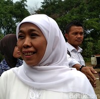 Khofifah Indar Parawansa, calon gubernur Jawa Timur memiliki gaya hijab sederhana di kesehariannya. Ia tidak pernah mengubah gaya hijab seperti apapun agendanya. Dari blusukan hingga bertemu Pak Susilo Bambang Yudhoyono ia tetap mengenakan gaya hijab serupa. Foto: Erliana Riady