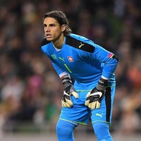 Yann Sommer merupakan salah satu bintang tim Swiss dalam pertandingan melawan Brazil pada Senin (18/6/2018) kemarin. Penjaga gawang tim Swiss di Piala Dunia 2018 ini melakukan sejumlah penyelamatan sehingga negaranya bisa menahan imbang Brazil. Selain kemampuannya, tentu saja sosok pemain 29 tahun ini juga memanjakan mata para wanita yang menonton Piala Dunia 2018. Yann semakin memiliki nilai plus karena dia bukan hanya tampan dan jago sepakbola, tapi juga dikenal sebagai food blogger yang kerap menulis resep makanan sehat. (Foto: Getty Images)