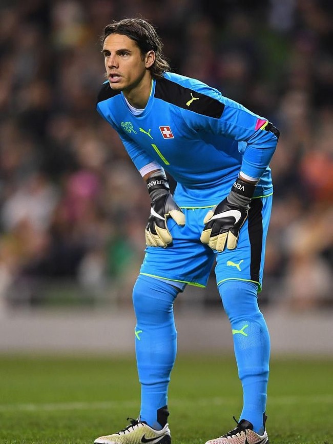 Yann Sommer merupakan salah satu bintang tim Swiss dalam pertandingan melawan Brazil pada Senin (18/6/2018) kemarin. Penjaga gawang tim Swiss di Piala Dunia 2018 ini melakukan sejumlah penyelamatan sehingga negaranya bisa menahan imbang Brazil. Selain kemampuannya, tentu saja sosok pemain 29 tahun ini juga memanjakan mata para wanita yang menonton Piala Dunia 2018. Yann semakin memiliki nilai plus karena dia bukan hanya tampan dan jago sepakbola, tapi juga dikenal sebagai food blogger yang kerap menulis resep makanan sehat. (Foto: Getty Images)