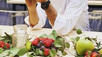 Memegang jeruk, Bottura lewat keterangan fotonya menginformasikan bahwa buah-buahan di hadapannya bisa saja dibuang dan semua orang harus melawan masalah limbah makanan. Foto: Instagram massimobottura