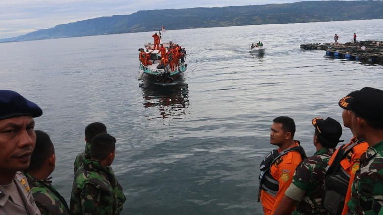 Objek Ditemukan di Danau Toba Belum Dipastikan KM Sinar Bangun Objek Ditemukan di Danau Toba Belum Dipastikan KM Sinar Bangun