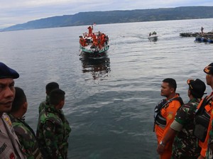 10 Penyelam Basarnas Cari Penumpang KM Sinar Bangun di Danau Toba