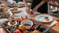Saat di Bali, model 26 tahun ini sempat belajar masak hidangan Asia yang sehat. Salah satunya vegetable spring roll khas Vietnam. Wah, keren! Foto: Instagram ganegani