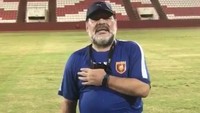 Walau masih rutin berolahraga dan menjadi pelatih, Maradona tetap tidak bisa membentuk tubuhnya menjadi lebih ideal. Foto: Instagram/maradona