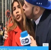 Insiden tersebut terjadi sangat cepat. Tiba-tiba seorang pria muncul mencium pipinya dan meremas payudaranya saat Julieth tengah melaporkan langsung suasana Piala Dunia untuk stasiun televisi Jerman. Foto: Instagram @juliethgonzaleztheran