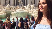 Tidak hanya bepergian ke pantai, Fahriye juga berkunjung ke tempat-tempat ikonik di destinasi yang dikunjunginya. Ini gayanya saat berada di air mancur terkenal di Italia, Trevi Fountain. (evcenf/Instagram)