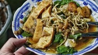 Tahu campur yang satu ini bisa Anda temukan di jalan Kalasan 22, Surabaya. Racikan H. Abdul Mahfud ini memang terkenal enak. Dengan paduan daging yang empuk. Foto: Instagram @sbykulinerinfo
