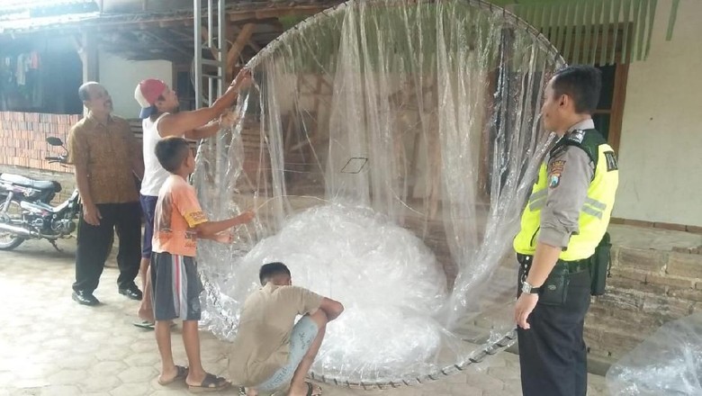 Disita Polisi, 30 Balon Udara Gagal Diterbangkan di Trenggalek Disita Polisi, 30 Balon Udara Gagal Diterbangkan di Trenggalek