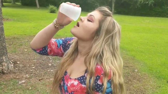 Dalam video tersebut, wanita berambut pirang itu mengatakan jika minum urine anjing membuat wajahnya bersinar alami dan tak lagi berjerawat. Foto: Facebook Lynn Lew