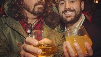 Musisi kelahiran 14 Januari 1969 ini memang suka minum. Jadi wajar saja kalau ia pernah dilarang menyetir di Australia setelah kepergok mengendarai skuter sambil mabuk di tahun 2000. Foto: Instagram discogrohl