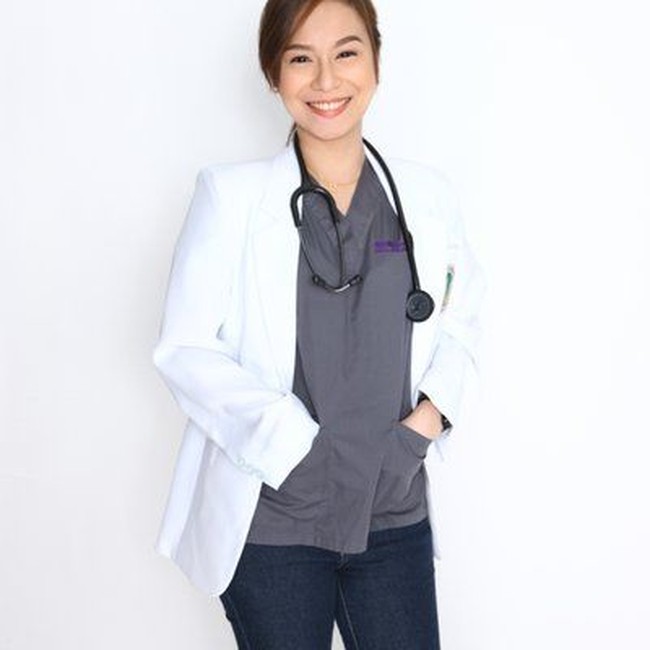 Sebagian orang mungkin merasa takut untuk pergi ke dokter. Sementara beberapa takut jarum suntik, ada orang-orang yang takut tentang berita kesehatannya yang buruk. Namun, satu dokter cantik asal Filipina ini membuat orang ingin pergi padanya karena penampilannya serta kecerdasannya. Foto: Facebook