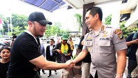 Ronny Yuniarto Kosasih disambut oleh Kapolres Metro Jakarta Selatan Kombes Indra Jafar.