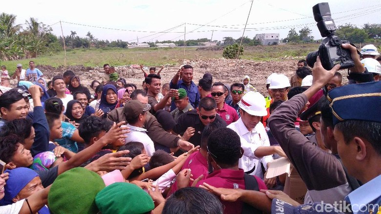 Jokowi Bagi-bagi Kain Batik ke Warga Sekitar Bandara Soetta Jokowi Bagi-bagi Kain Batik ke Warga Sekitar Bandara Soetta