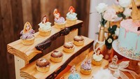Duh cantiknya cupcakes mungil postingan Eriska ini. Cupcakesnya diberi cream warna-warni dengan gambar princess sebagai toppingnya. Foto: instagram @eriskarein