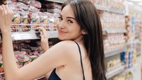 Ups! Cantik-cantik ternyata Enzy Storia gemar makan mi instan ya. Kegep mau nyetok mie instan ceunah, tulisnya dalam akun Instagram. Foto: Instagram @enzystoria