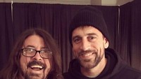 Begini keceriaan pentolan Foo Fighters saat akan bersulang dengan Aaron Rodgers. Duh, keduanya terlihat sangat senang sekali, ya.Foto: Instagram discogrohl