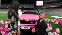 Awalnya, Rakich mengajak kekasihnya naik helikopter menuju Eden Park. Sesampainya di stadion, dia membawa kekasihnya ke sebuah kotak besar berwarna merah muda. Foto: Instagram/Josef Rakich