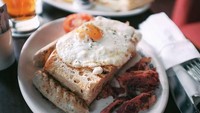 Nah kalau yang ini menu sarapannya Eriska. Sepotong roti bakar dengan telur mata sapi, sosis dan irisan daging. Yummy! Foto: instagram @eriskarein