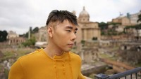 Hidung Roy Kiyoshi malah bikin salah fokus netizen. Foto: Dok. Instagram/roykiyoshi