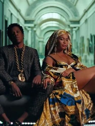 Beyonce memakai anting Rinaldy A. Yunardi untuk video klipnya.