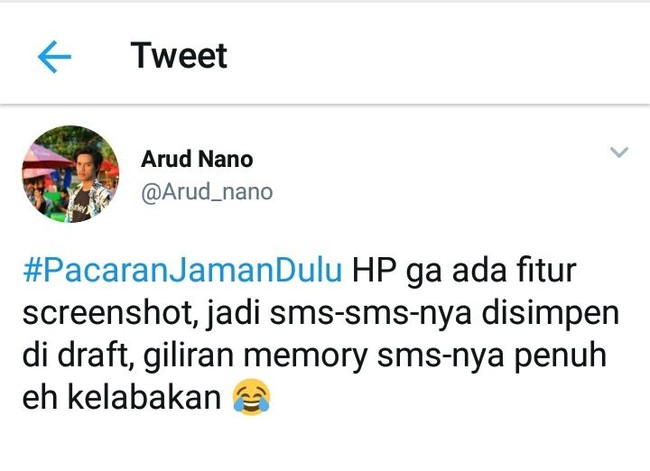 Teknologi zaman dulu memang tak secanggih zaman sekarang. Dulu SMS pacar di simpannya di draft biar bisa dibaca nanti ketika lagi kangen Foto: Twitter