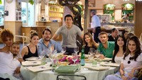 Sering ke luar negeri, ini momen Reino saat pertengahan tahun lalu merayakan ulang tahunnya di Italia. Nampak ada Luna Maya dalam foto. Foto: Instagram reinobarack