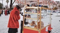 Wah, kira-kira lagi beli apa ya. Sepertinya wanita yang biasa disapa enzy ini sedang ada di luar negeri. Tapi captionnya, Beli makanan buat sahur dulu guys! Semangat yaaa udah setengah jalan menuju hari kemenangan. Foto: Instagram @enzystoria