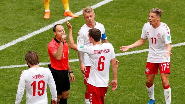Para pemain timnas Denmark memprotes keputusan wasit Antonio Mateu Lahoz yang memberi penalti bagi Australia usai melihat VAR, di Samara Arena, Samara, Rusia, 21 Juni.
