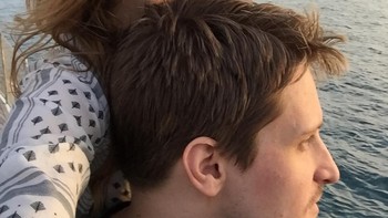 Penampakan saat Lindsay dan Snowden sedang berada di sebuah kapal. Foto: Instagram/lsjourney