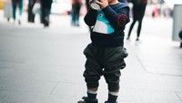  Wah gemasnya! Si kecil Zayn lagi asyik menyeruput kopi. Sluuurp! Foto: instagram @eriskarein