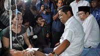 Bersama Dirjen Perlindungan dan Jaminan Sosial Kemensos RI Harry Hikmat dan didampingi Gubernur Nusa Tenggara Barat (NTB), Muhammad Zainul Madji, mereka meninjau korban luka di Puskesmas Sekotong, Kabupaten Lombok Barat, Kamis (21/6). Foto: dok. Mensos