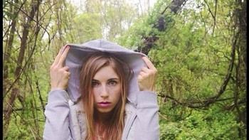 Lindsay dalam balutan jaket bertudung. Foto: Instagram/lsjourney