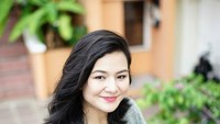 Lewat instagramnya @eriskarein, pemilik nama lengkap Eriska Reinisa ini sering membagikan momen kulinerannya. Kalau yang ini pose Eriska saat menikmati sepiring buah zuriat yang baik untuk kesehatan. Foto: instagram @eriskarein