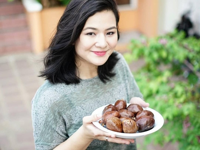 Jadi Hot Mama, Artis Eriska Rein Tetap Pose Cantik Saat Kulineran Jadi Hot Mama, Artis Eriska Rein Tetap Pose Cantik Saat Kulineran