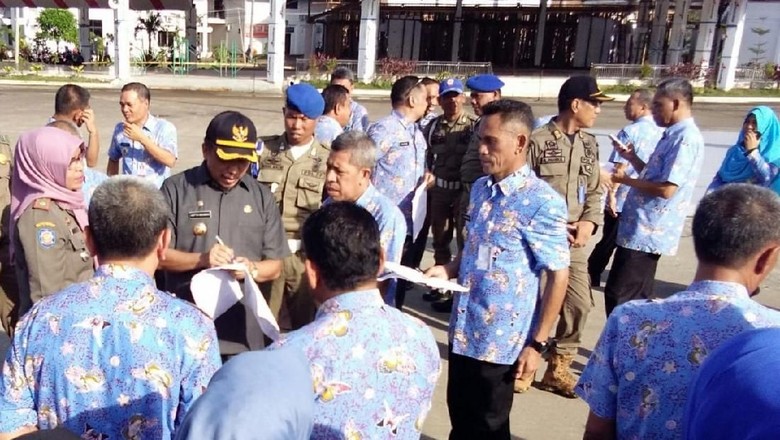 Hari Pertama Kerja, Bupati Maros Cek Absensi ASN Usai Apel Hari Pertama Kerja, Bupati Maros Cek Absensi ASN Usai Apel