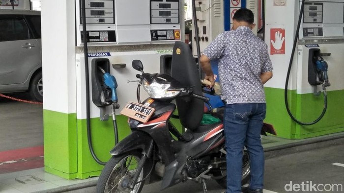 Pengendara mengisi sendiri BBM di SPBU Self Service Pertamina, Jakarta