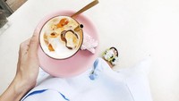 Ngopi di pagi hari selalu berhasil meningkatkan semangat. Kalau ini kira-kira kopi apa ya? Foto: Instagram @enzystoria
