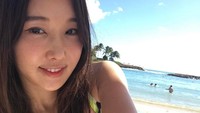 Nampaknya Lee Soo Jin jatuh cinta dengan pantai. Ini Soo Jin saat liburan di Hawaii. (sjeuro/Instagram)