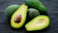 Selain enak, alpukat juga memiliki segudang manfaat termasuk menurunkan gula darah. Asam lemak tak jenuh pada alpukat bisa mengatur metabolisme yang menurunkan risiko diabetes. Foto: Istock