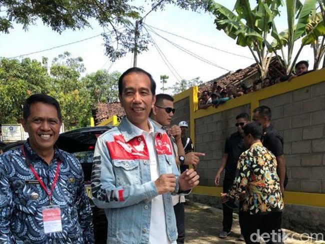 Jokowi mengenakan jaket denim dari label lokal Never Too Lavish saat touring ke Sukabumi, Jawa Barat di bulan April lalu. Jaket itu tampil unik dengan peta Indonesia berwarna merah putih yang ternyata hasil karya lukis tangan. Foto: Dok. Detikcom