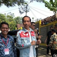 Jokowi mengenakan jaket denim dari label lokal Never Too Lavish saat touring ke Sukabumi, Jawa Barat di bulan April lalu. Jaket itu tampil unik dengan peta Indonesia berwarna merah putih yang ternyata hasil karya lukis tangan. Foto: Dok. Detikcom