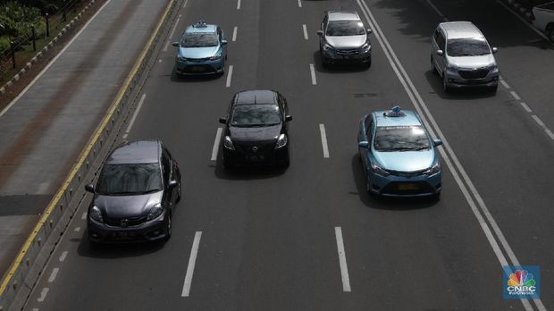 Pengendara mobil melintas di jalan Protokol Ibukota Thamrin-Sudirman, Jakarta, Kamis (21/6). Usai libur lebaran sejumlah ruas jalan Protokol mulai diberlakukan kembali aturan ganjil-genap. Hal itu diberlakukan usai sistem ganjil-genap tidak diberlakukan di Jalan Sudirman-Thamrin dan Jalan Gatot Subroto mulai tanggal 11-20 Juni 2018 kemarin. Menurut pantauan CNBC Indonesia meski sudah memasuki hari awal kerja PNS sejumlah ruas jalan tersebut masih terlihat ramai lancar. (CNBC Indonesia/Muhammad Sabki)