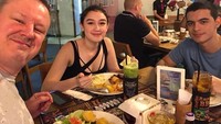 Sudah dekat dengan Ayah Natasha, Cio akrab makan siang bersama dengan Natasha dan Sang Ayah ketika sedang berlibur di Bali. Foto: Instagram @ciomanassero