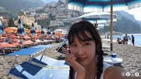 Liburan ke Italia, Lee Soo Jin tak menyia-nyiakan waktu dengan berjemur di Amalfi Coast. (sjeuro/Instagram)