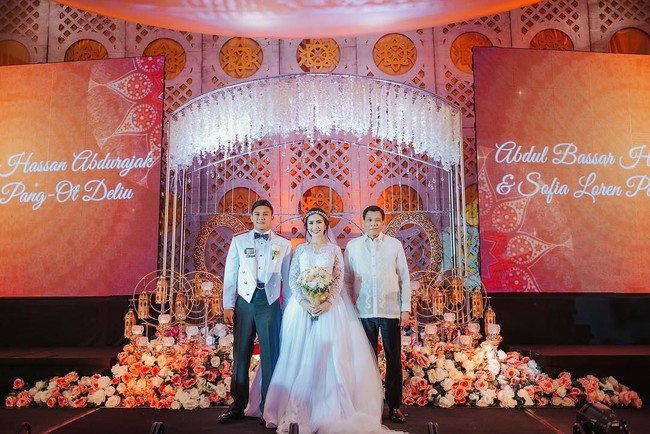 Sofia Loren pun menikahi sesama polisi bernama Abdul-Bassar Abdurajak beberapa bulan lalu. Keduanya melangsungkan pernikahan yang dihadiri Presiden Rodrigo. Foto: Instagram Sofia Loren Deliu