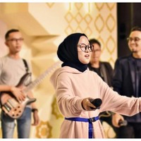 Gaya Nissa yang kasual dan muda ini membuatnya semakin awet muda. Banyak yang mengira usianya masih 15 tahun, padahal ia sudah berusia 19 tahun. Foto: Instagram/nissa_sabyan