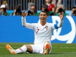 Ronaldo bukan cuma mencetak satu gol ke gawang Spanyol, tapi mengukir hat-trick. Foto: Kai Pfaffenbach/Reuters